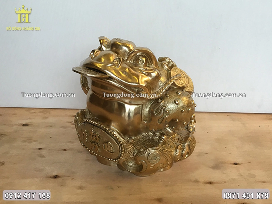 Hình ảnh nhìn nghiêng của bức tượng đồng